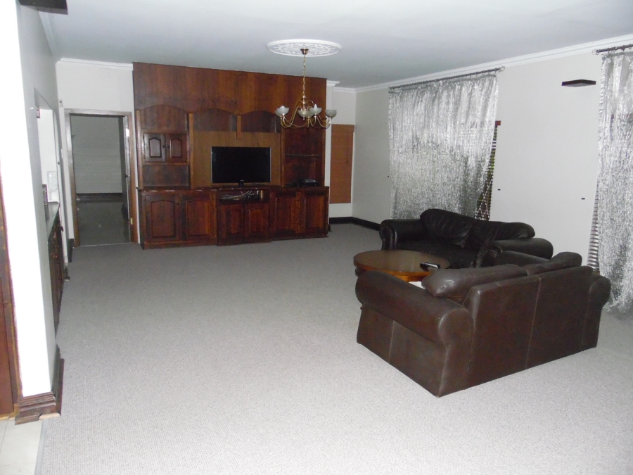 6 Bedroom Property for Sale in Jim Fouchepark Free State